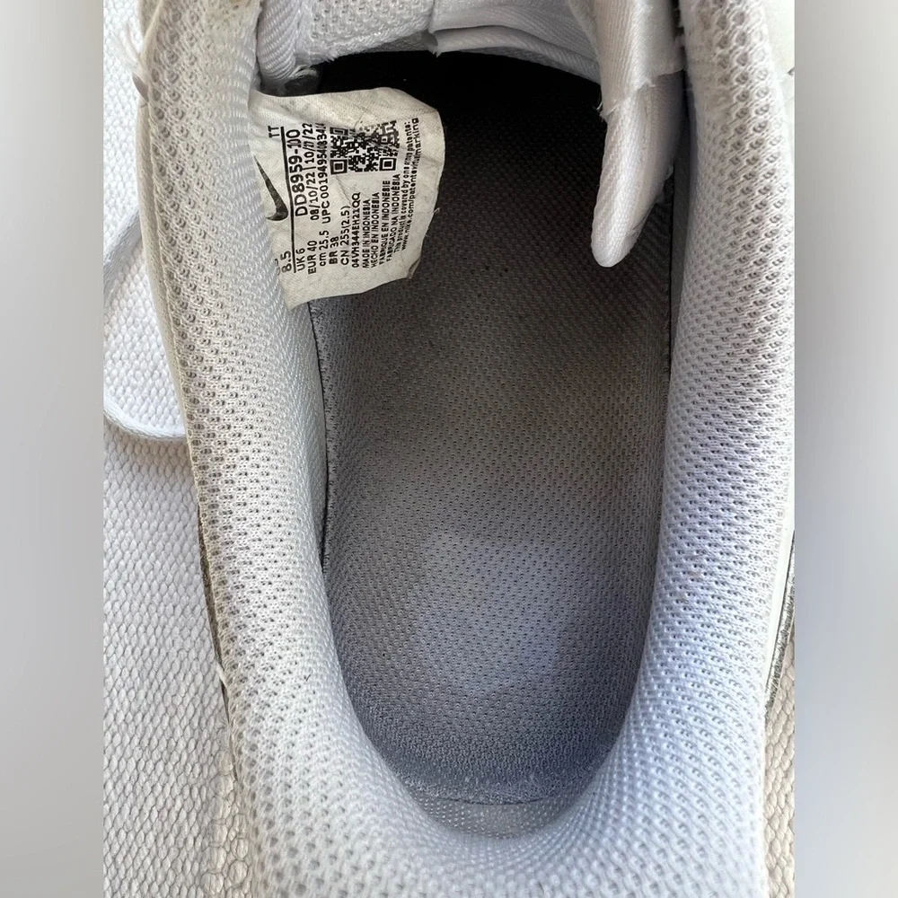 Nike Woman Air Force 1 White Sneakers 8.5